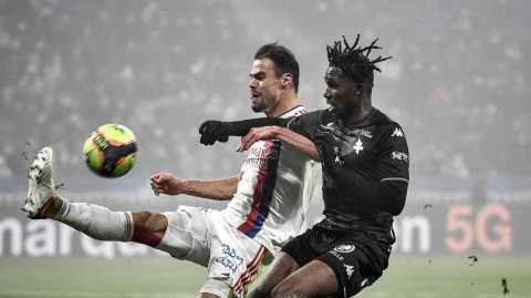 法甲绿茵场上的激情碰撞 里昂与梅斯握手言和