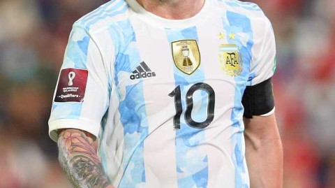 世预赛阿根廷平巴拉圭，梅西遭严防死守满场飞奔难破僵局