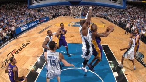 重温经典：回顾科比总决赛无解表现与传奇上篮瞬间