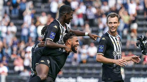 法甲焦点战：昂热主场凌厉攻势二比零完胜十人雷恩