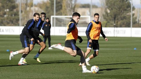 皇家马德里冬夜冲刺，本泽马领衔锋线备战毕尔巴鄂竞技