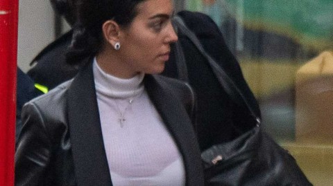 乔治娜·罗德里格斯曼彻斯特街头风采：黑色皮衣诠释酷感优雅