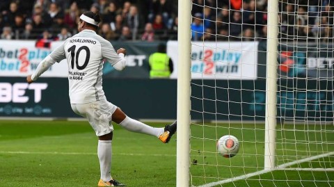 法兰克福的魔术夜：小罗与他的朋友演绎足球纯粹快乐