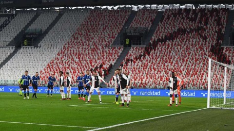 空荡看台下的国家德比，疫情时代足球的寂静与呐喊