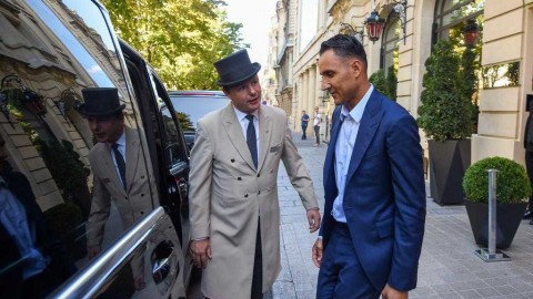 纳瓦斯携爱妻亮相巴黎，开启职业生涯新篇章