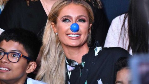 帕丽斯·希尔顿温柔拥抱病童 墨西哥慈善行展露名媛善心