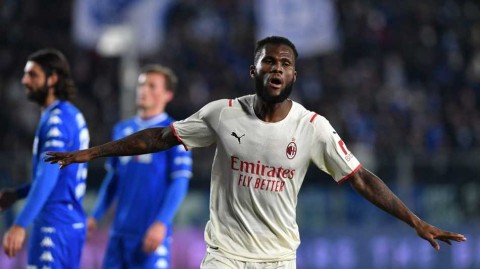 凯西追平卡卡传奇纪录 红黑军团中场重炮再现