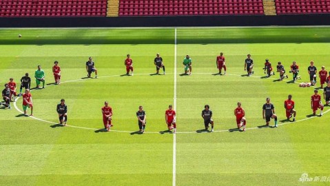 安菲尔德的无言呐喊：利物浦众将单膝跪地，用团结为正义发声