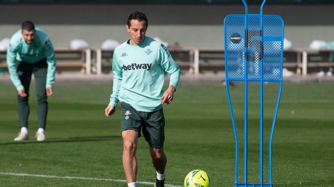 绿茵疾驰与专注眼神：皇家贝蒂斯塞维利亚基地全力备战卡迪斯