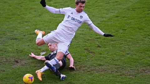 白玫瑰的争议之夜：利兹联一球小胜伯恩利，班福德点射建功