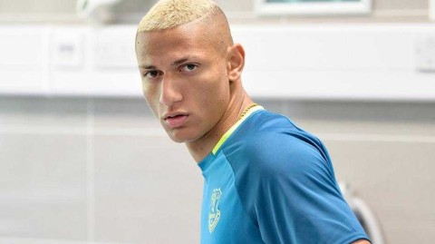 巴西前锋理查利森换新颜 淡金发型引爆赛季前训练场