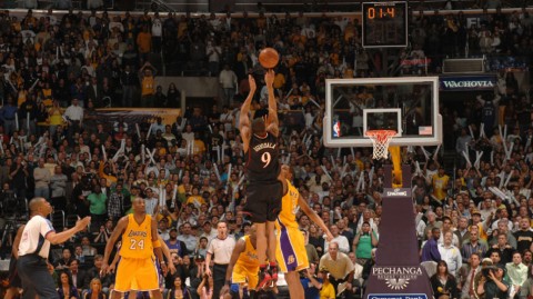 二六年四月NBA季后赛激战正酣，群雄逐鹿紫金军期待新征程