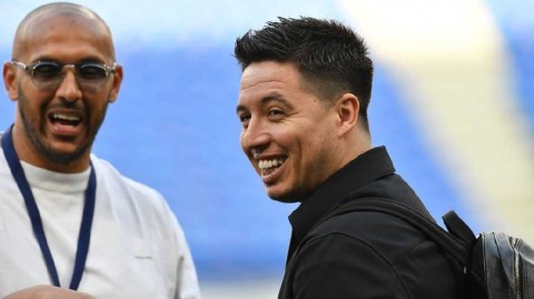 绿茵场上的温情回归 纳斯里亮相慈善赛展笑颜