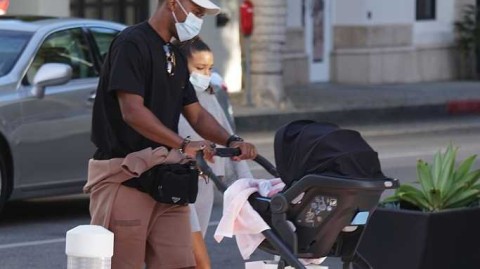 暂别绿茵场 变身超级奶爸 斯图里奇携妻女洛杉矶街头尽显父爱温情