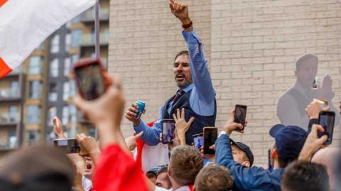 温布利门外“真假主帅” 英格兰球迷cos索思盖特激情指挥