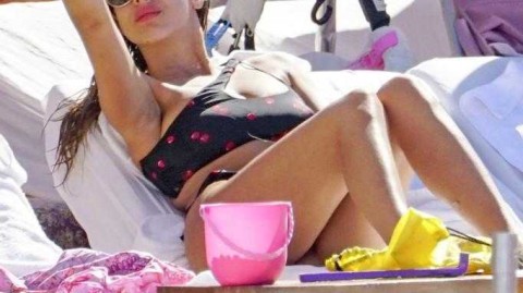 凯文-博阿滕与爱妻伊比萨岛甜蜜度假，铁汉柔情演绎温馨时光