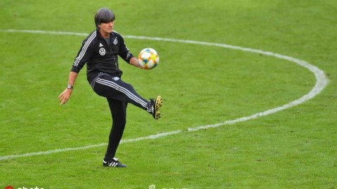 德意志战车启动新引擎：勒夫亲率青年军挥汗备战，静候橙衣军团挑战