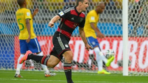 克洛泽的蜕变：从传奇射手到绿茵导师的“线上第一课”