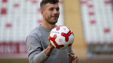 波尔蒂王子重返土耳其绿茵记忆 腼腆笑容暖寒冬