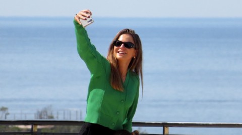 莱万爱妻安娜携家人马略卡岛温馨度假 灿烂笑容定格地中海美好时光