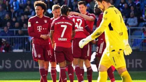 德甲赛场拜仁三球完胜比勒菲尔德十连冠伟业近在咫尺