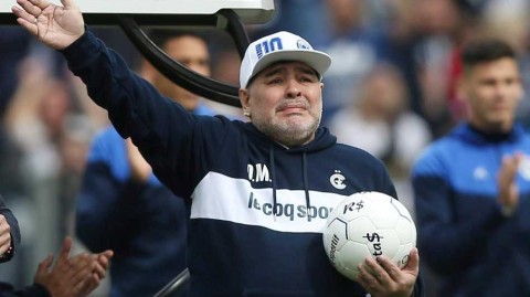 潘帕斯雄鹰再振翅：球王马拉多纳回归故里，点燃拉普拉塔的蓝色火焰