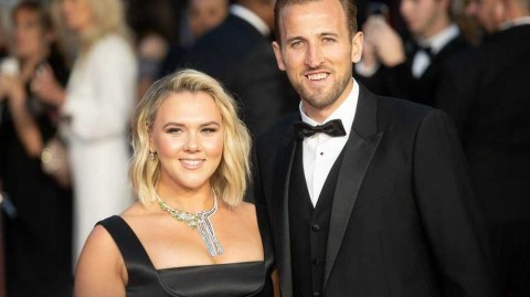 凯恩爱妻相伴出席《007》首映，铁汉柔情书写足坛最稳爱情防线