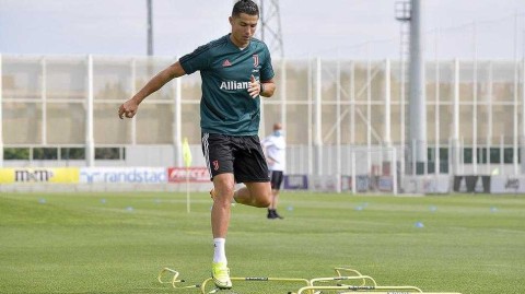 斑马军团集结号响 总裁新发型抢镜：尤文图斯全力冲刺意甲重启