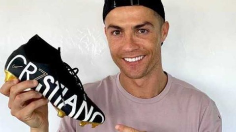 C罗意甲封王荣耀战靴黑白金配色闪耀登场