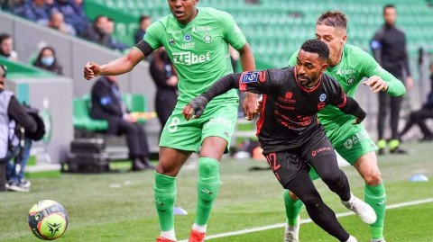 法甲经典战：绿色军团上演绝地逆转，圣埃蒂安补时连入两球3-2神奇击败克莱蒙