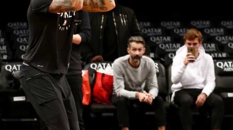 格列兹曼现身纽约篮球场 跨界秀球技点燃全场