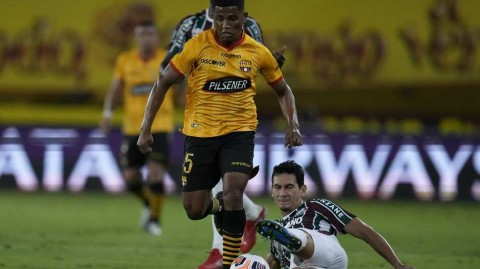 瓜亚基尔燃烧的夜晚：巴塞罗那SC读秒绝平，以客场进球优势晋级解放者杯四强