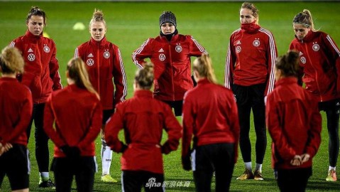冬日都柏林：德国女足潜心备战，光影间勾勒团队信念