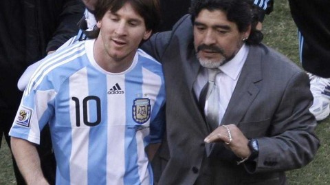 两代球王的传承与告别：缅怀马拉多纳与梅西的跨时空情谊