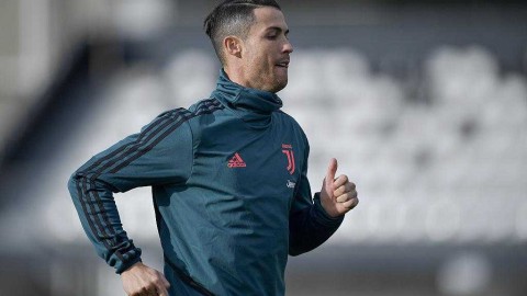 斑马军团冲刺意甲，C罗扎起小辫全情投入