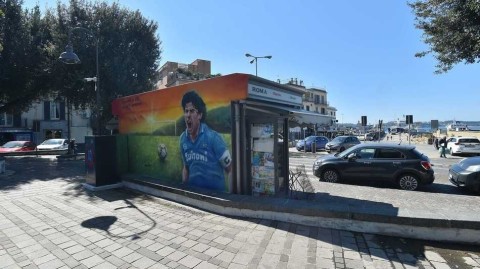 意大利巴科利的致敬：巨幅壁画让“球王”马拉多纳栩栩如生