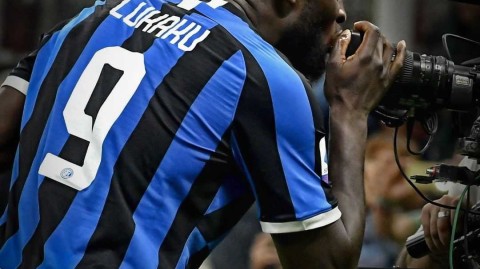 瞬间永恒：绿茵硬汉的柔情一吻，进球后他们对摄像机说尽千言万语