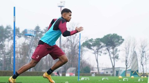 米兰内洛的冬日印记：红黑军团在大雪纷飞中紧锣密鼓备战