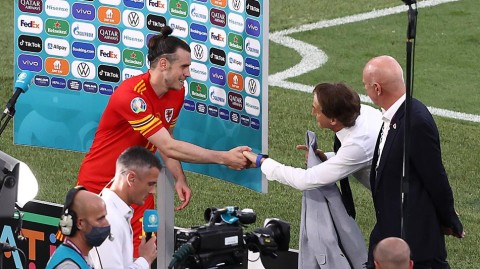 蓝衣军团全胜之姿挺进十六强，红龙铁血捍卫荣耀——曼奇尼与贝尔赛后英雄惜英雄