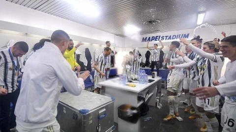 尤文众将更衣室狂欢夜，超级杯捧杯瞬间全记录