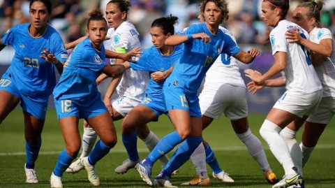 亚平宁玫瑰与冰岛火山的绿茵对决