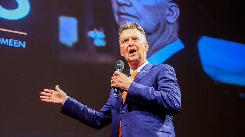 范加尔纪录片首映式星光熠熠 坚韧人生与足球传奇交织