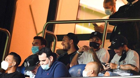 内马尔与帕雷德斯看台自拍：记录巴黎新赛季的别样开场