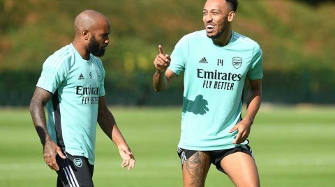 奥巴梅扬与拉卡泽特训练场热聊 阿森纳众将备战诺维奇志在首胜