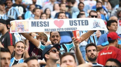 蓝白旗帜下的告白：阿根廷球迷与梅西的不解情缘
