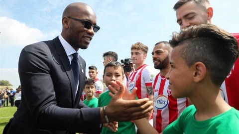 德罗巴的进球：在塞浦路斯分裂线用足球射穿隔阂