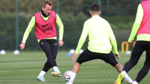 热刺众将训练场展笑颜 积极备战英超关键战役