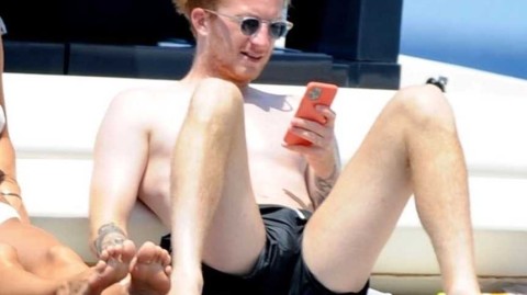 碧海蓝天见证爱意 罗伊斯与娇妻游艇度假甜蜜亲吻羡煞旁人