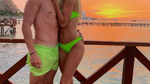 曼城金童与美女记者：一段跨越赛场的浪漫恋曲