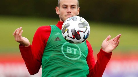 威尔士集训贝尔秀出如瀑长发 球迷调侃找到其在皇马坐板凳原因